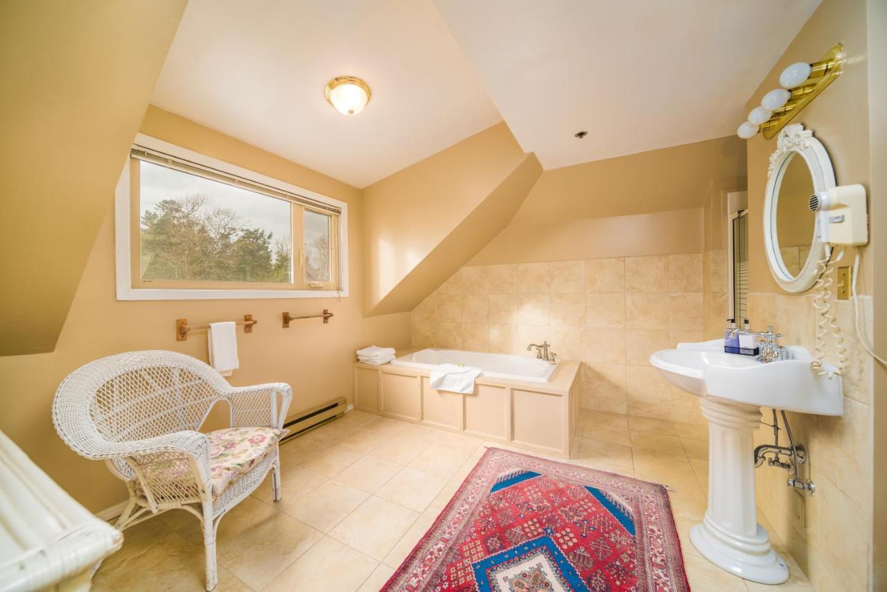 Dashwood Manor Seaside Bed & Breakfast วิกตอเรีย ภายนอก รูปภาพ