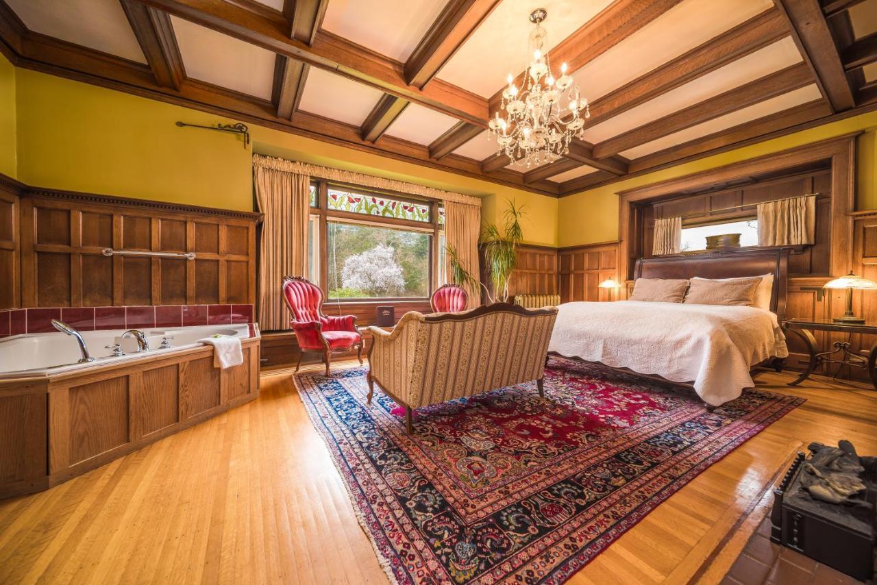 Dashwood Manor Seaside Bed & Breakfast วิกตอเรีย ภายนอก รูปภาพ