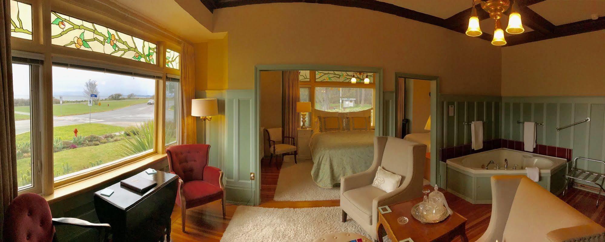Dashwood Manor Seaside Bed & Breakfast วิกตอเรีย ภายนอก รูปภาพ