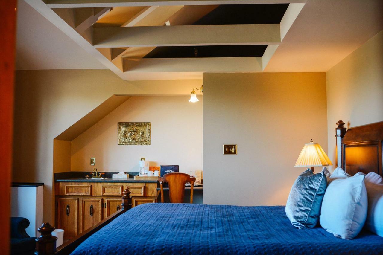 Dashwood Manor Seaside Bed & Breakfast วิกตอเรีย ภายนอก รูปภาพ