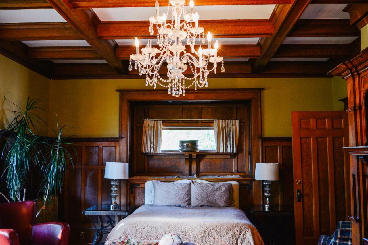Dashwood Manor Seaside Bed & Breakfast วิกตอเรีย ภายนอก รูปภาพ