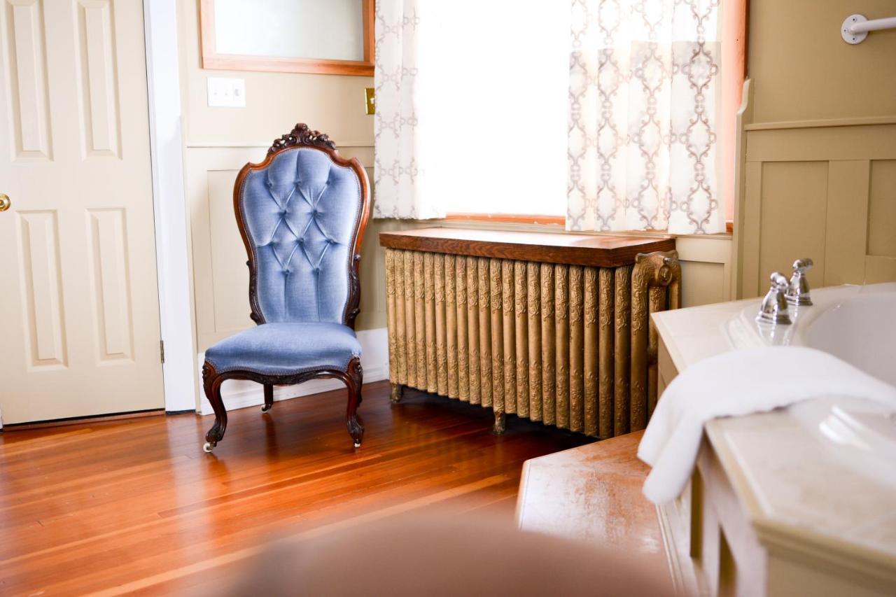 Dashwood Manor Seaside Bed & Breakfast วิกตอเรีย ภายนอก รูปภาพ